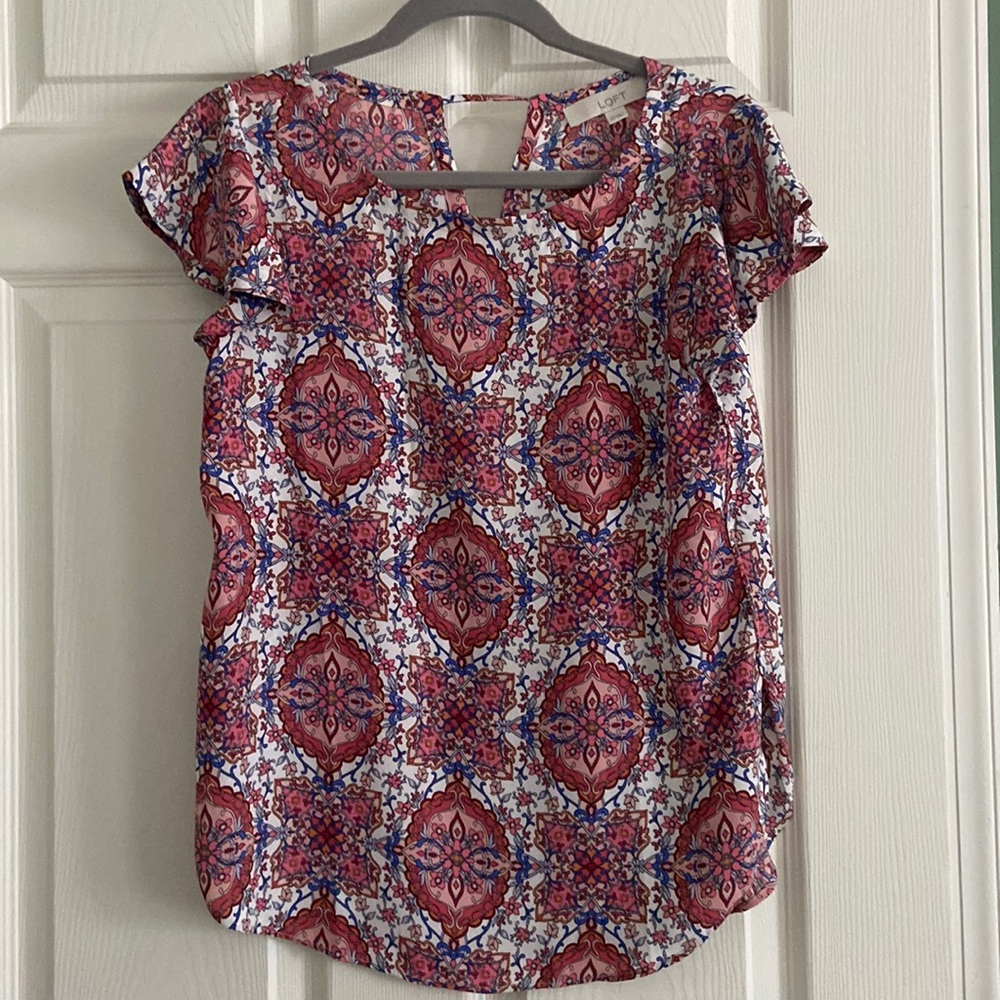 LOFT cap sleeved blouse w/cutout in back (neck). Pink & blue floral & diamond XS